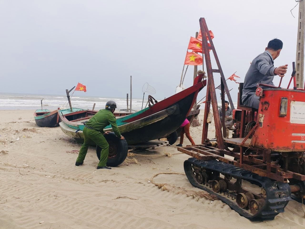 Bão 13 dữ dội nhất từ đêm nay đến sáng mai, nguy cơ ngập lụt lớn ảnh 34