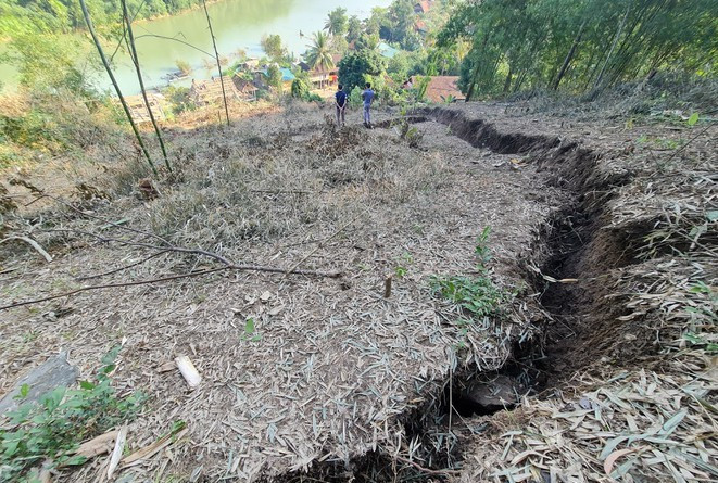 Làm nhà tạm di dời hàng chục hộ dân ra khỏi vùng nguy cơ sạt lở cao ảnh 4