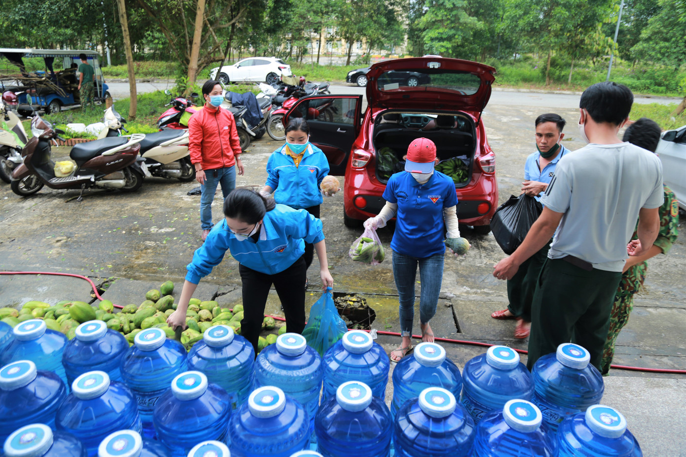 Giảng viên về thôn kêu gọi, thu gom rau tiếp tế nơi cách ly gần 1.000 người ảnh 4