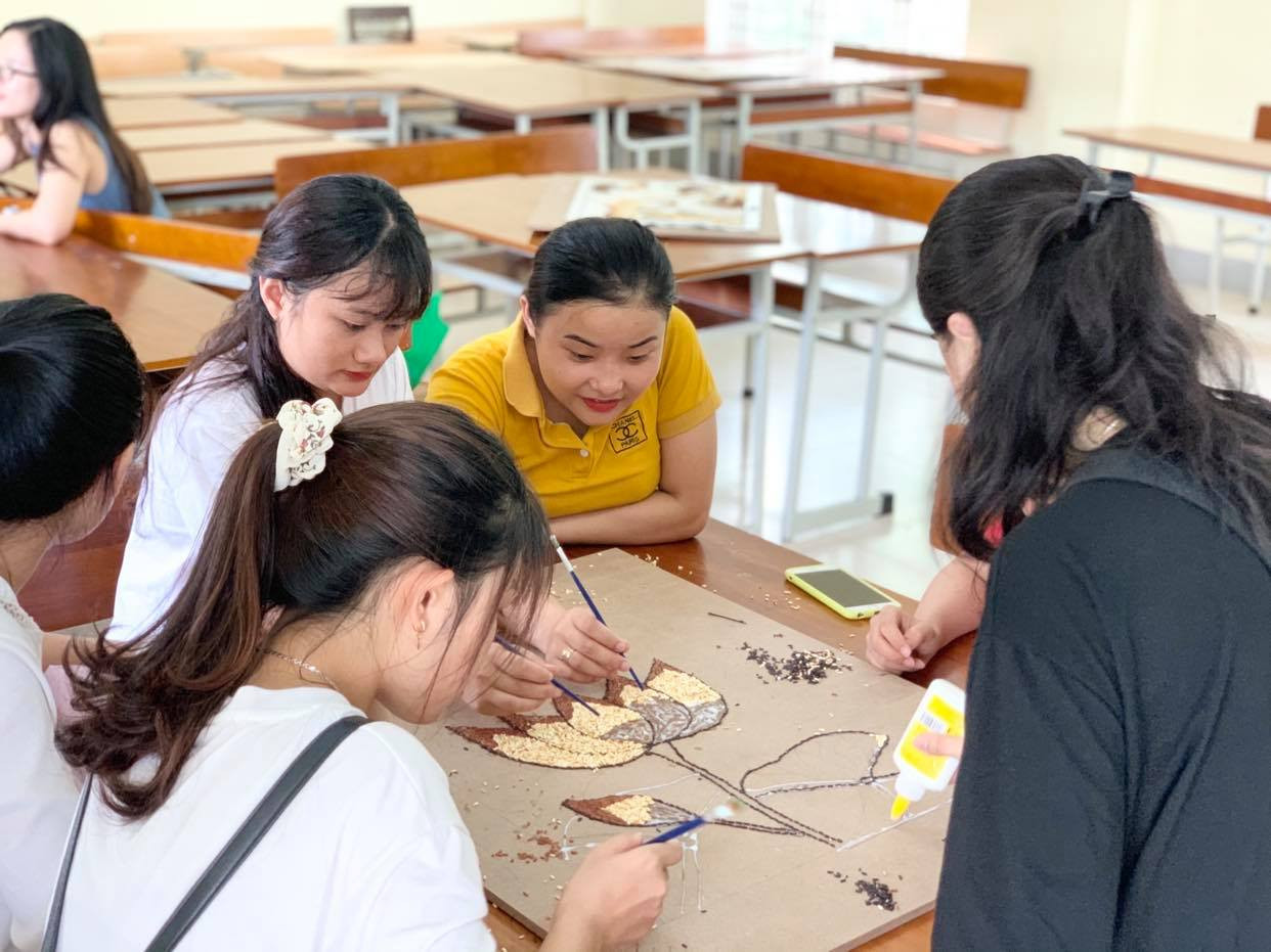 Triển lãm đấu giá tranh gạo gây quỹ giúp sinh viên khó khăn ảnh 10