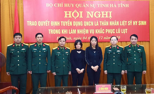 Thân nhân liệt sĩ Đoàn 337 được tuyển dụng làm quân nhân chuyên nghiệp ảnh 1