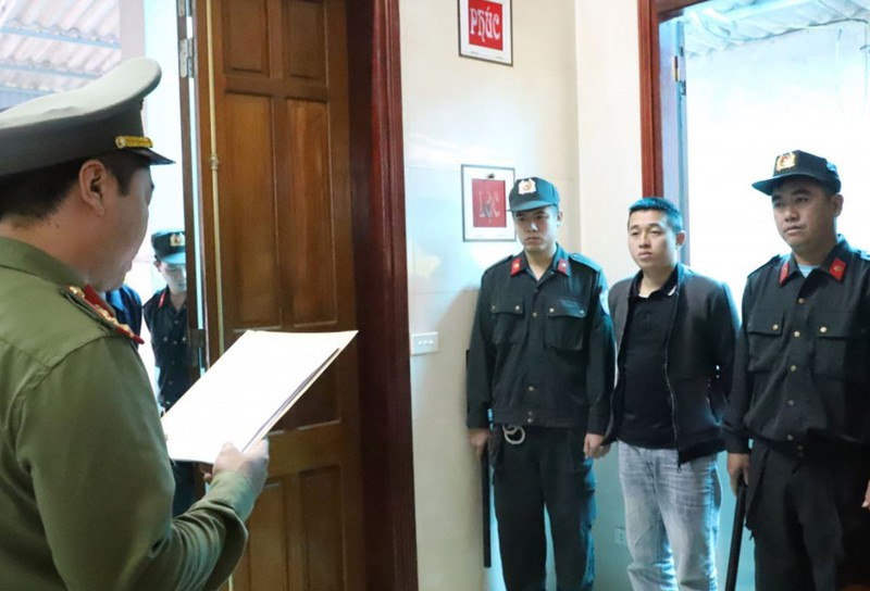 Gọi nhưng không ai mở cửa, cầm súng bắn vào nhà con nợ ảnh 1