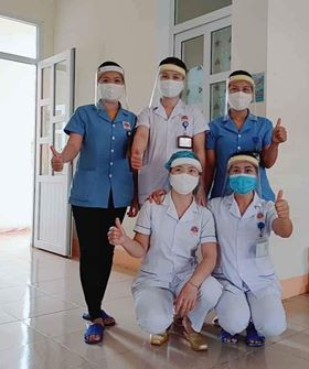 Đoàn thanh niên Bệnh viện làm kính chắn giọt bắn chống dịch COVID-19 ảnh 1