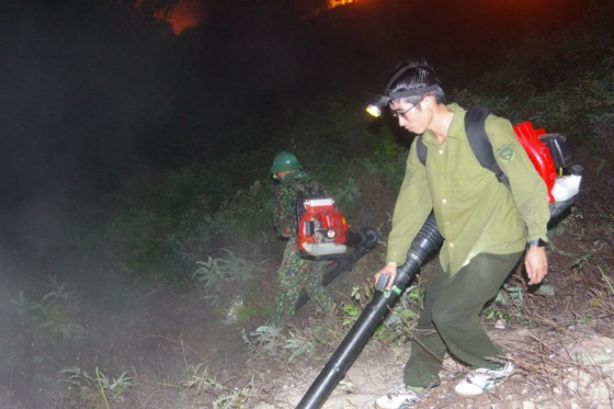 Công an, bộ đội trắng đêm căng mình dập lửa cứu rừng ảnh 2