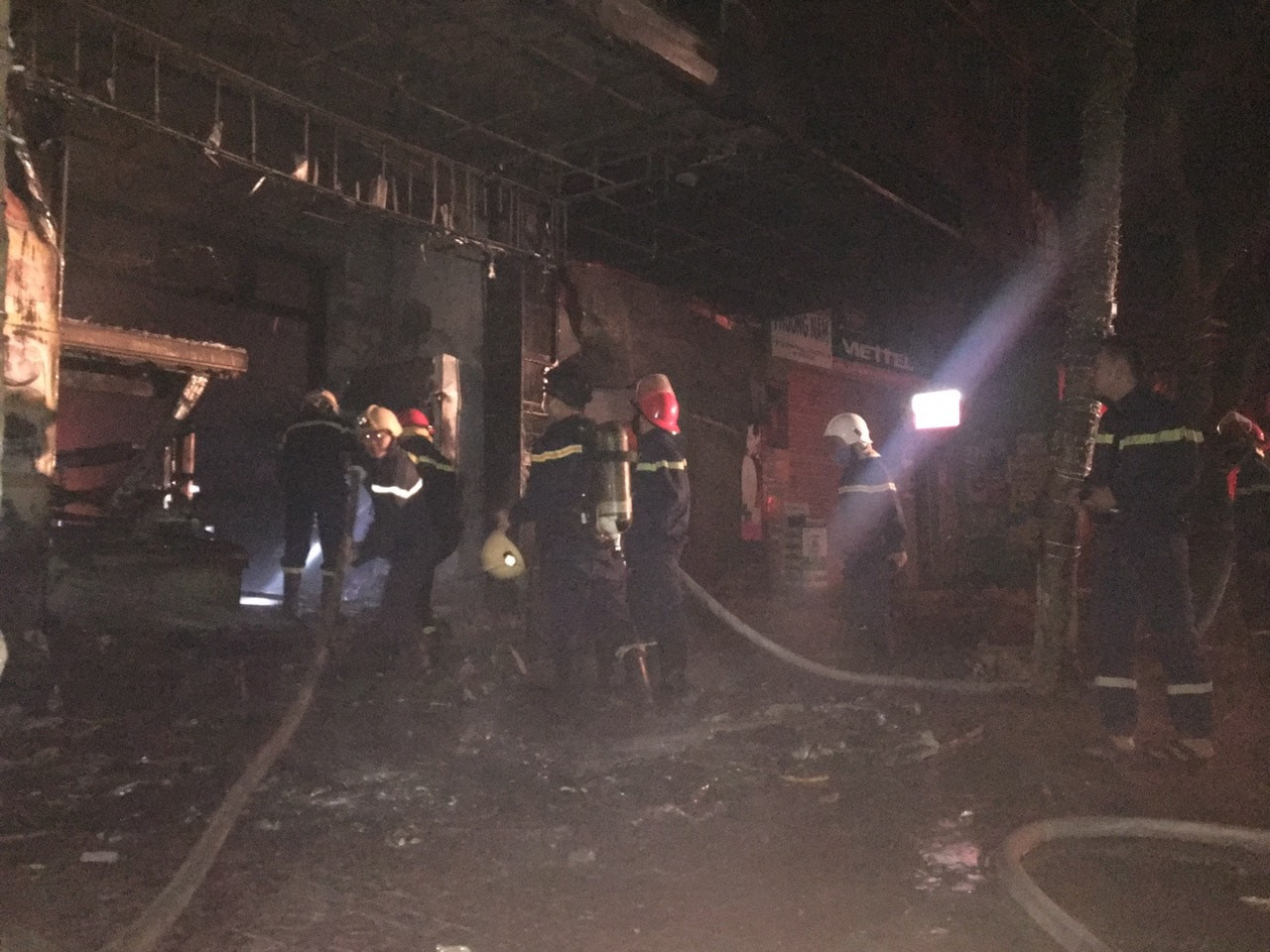 Tiệm bánh 3 tầng bị thiêu rụi lúc rạng sáng ảnh 3