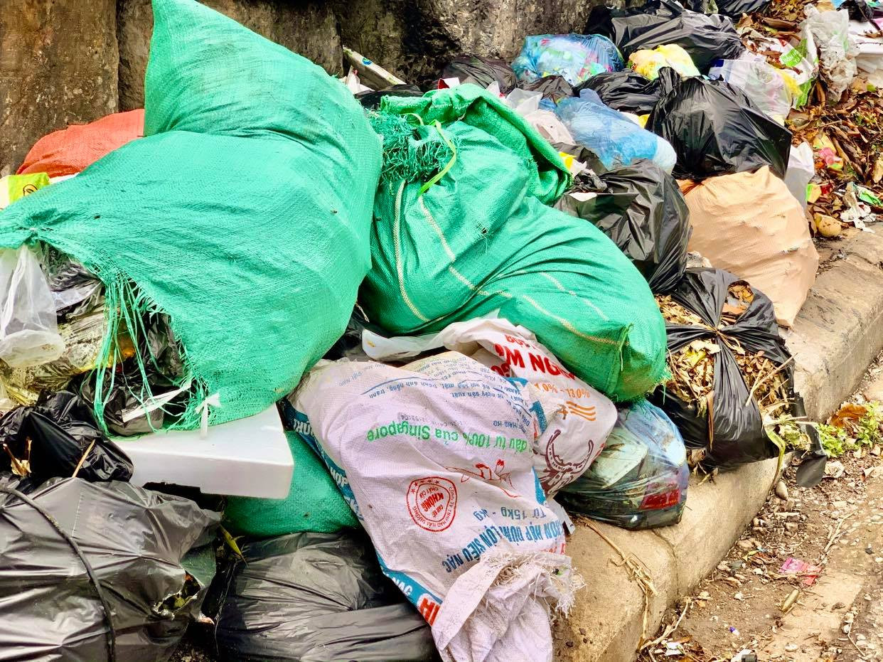 Không có bãi tập kết, rác bủa vây đường Hồ Chí Minh ảnh 9