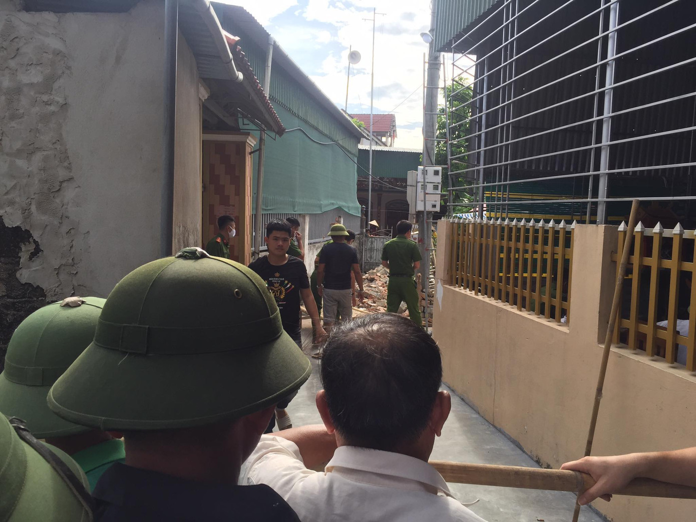 Kéo bạt che nắng, 3 người bị điện giật tử vong ảnh 2