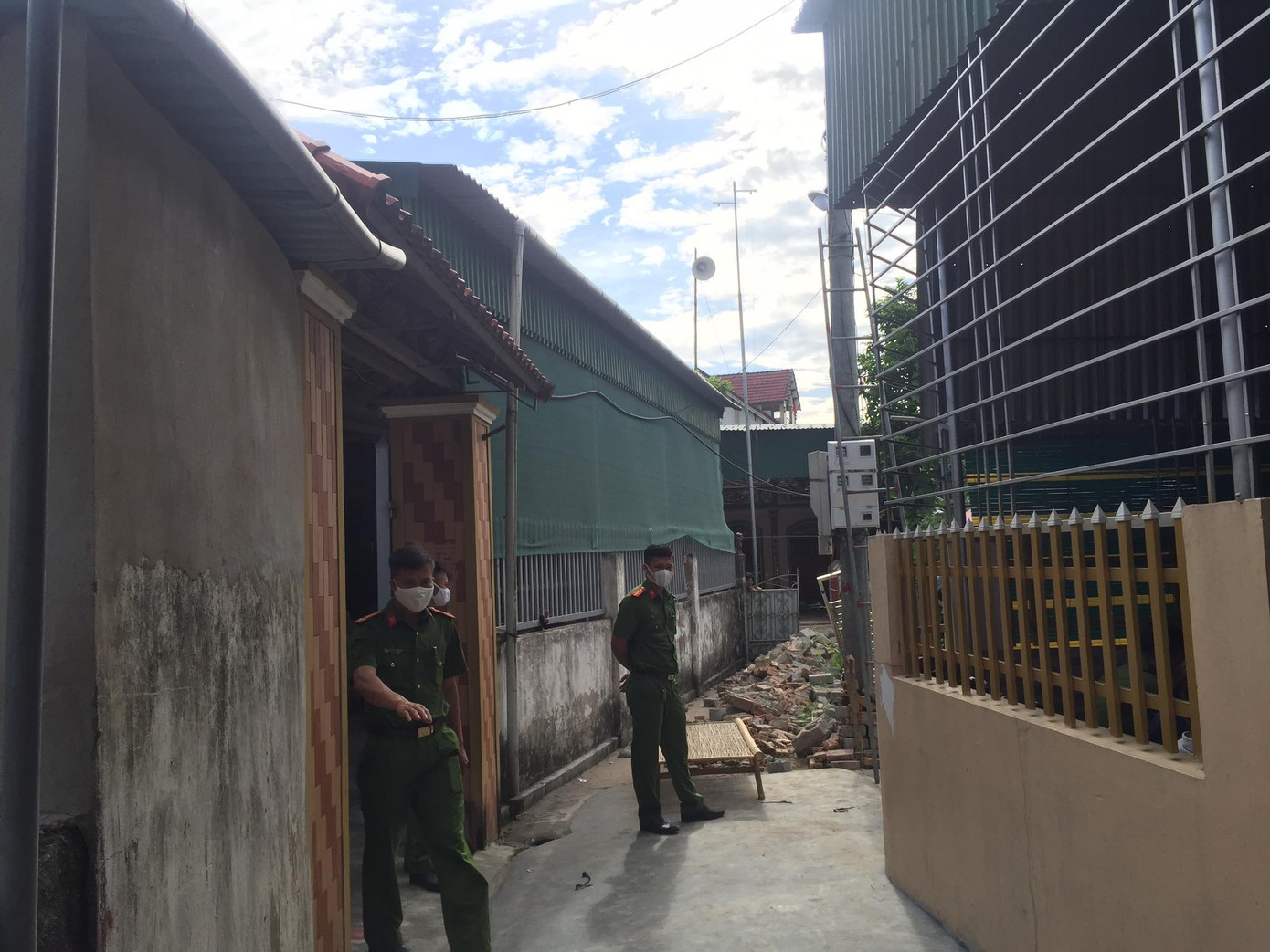 Kéo bạt che nắng, 3 người bị điện giật tử vong ảnh 1