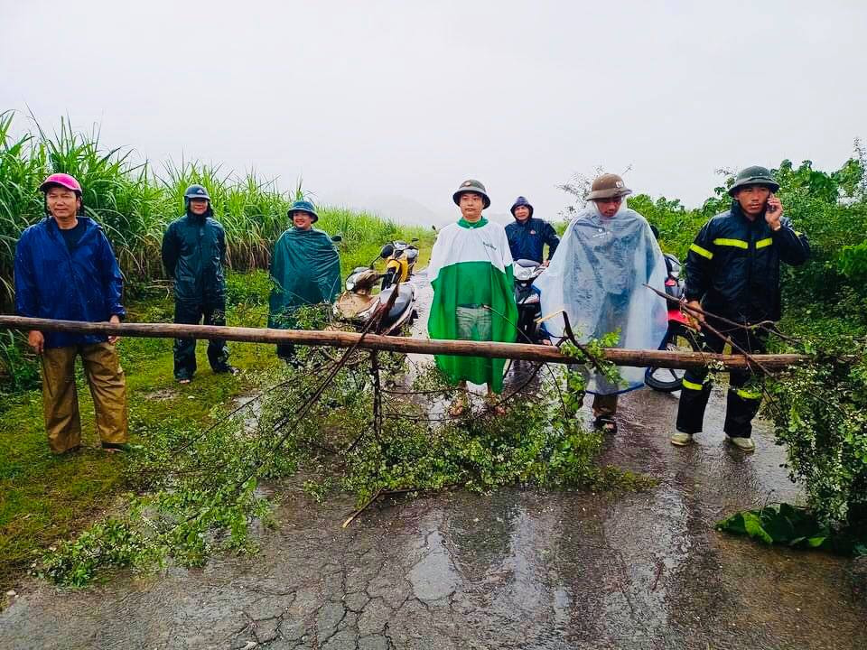 460 đội thanh niên tình nguyện đến từng nhà giúp dân chạy lũ ảnh 9