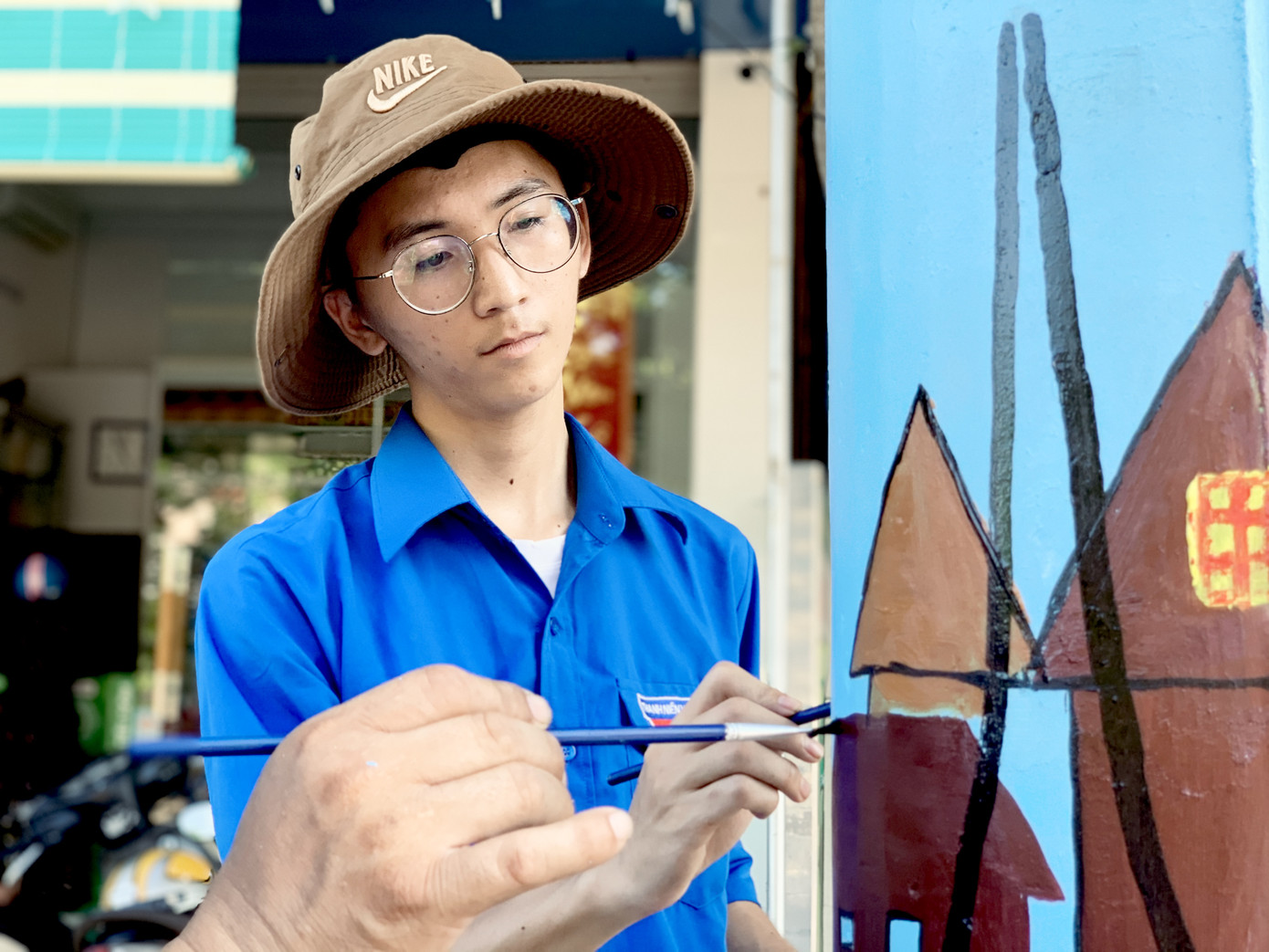 Cột điện ‘nở hoa’ giữa phố núi Hà Tĩnh ảnh 10