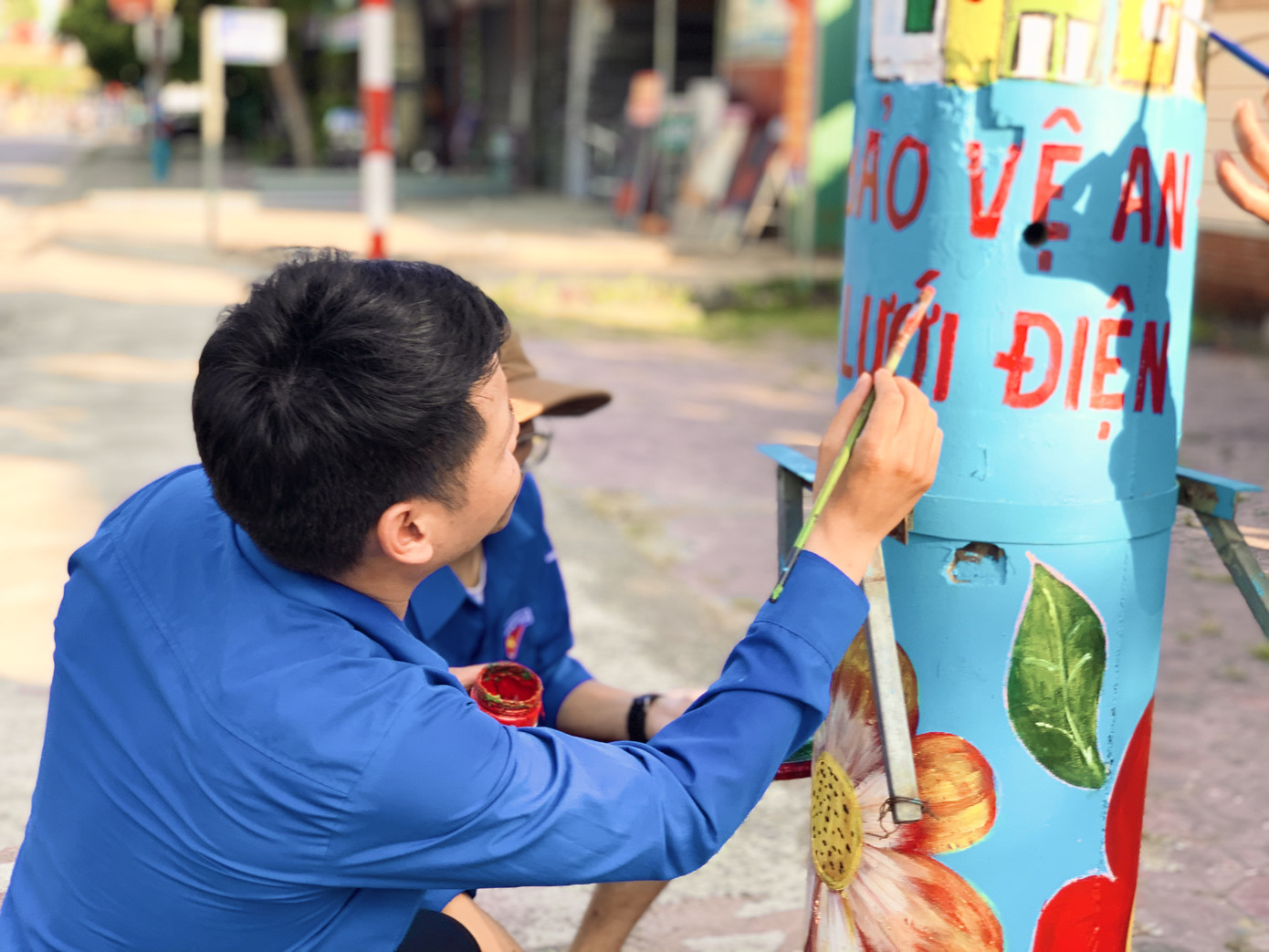 Cột điện ‘nở hoa’ giữa phố núi Hà Tĩnh ảnh 9