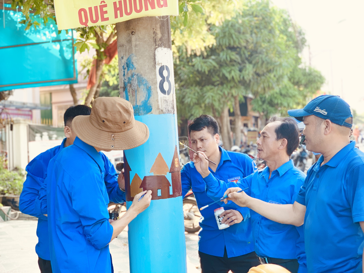 Cột điện ‘nở hoa’ giữa phố núi Hà Tĩnh ảnh 3