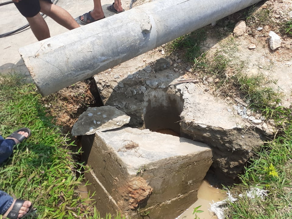 Cột điện đổ sập khi đang kéo đường dây khiến một người tử vong ảnh 1