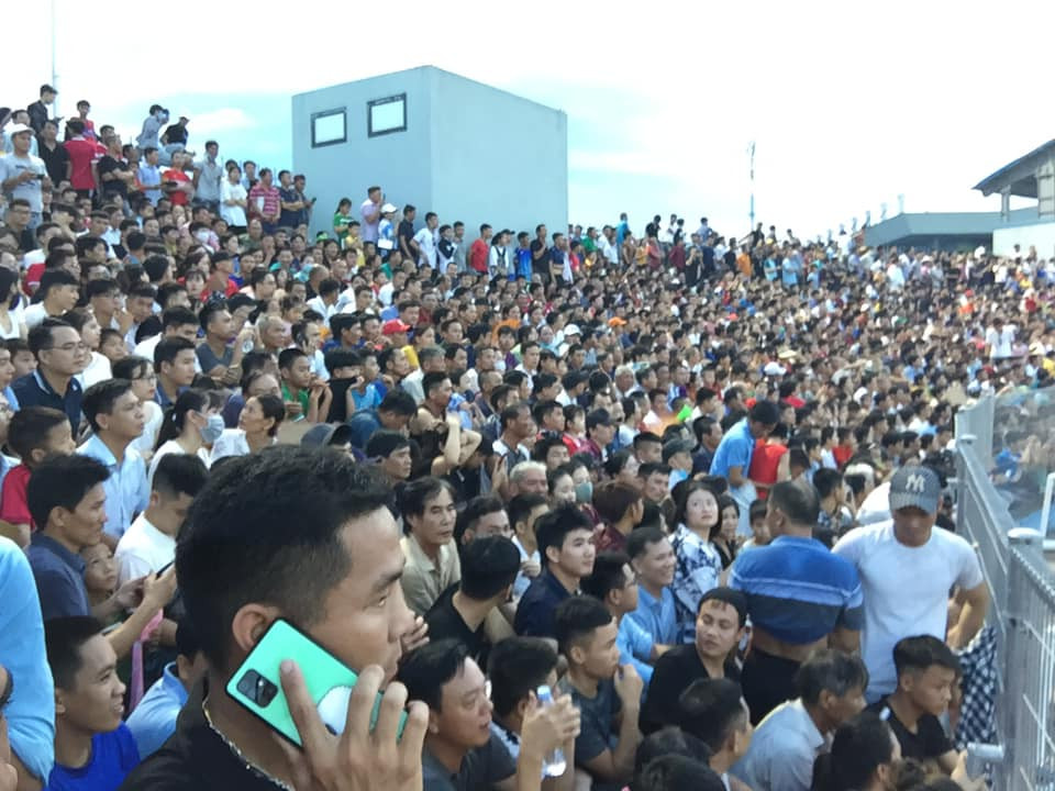 'Vỡ sân' Hà Tĩnh, CĐV bức xúc vì mua vé không được xem ảnh 14