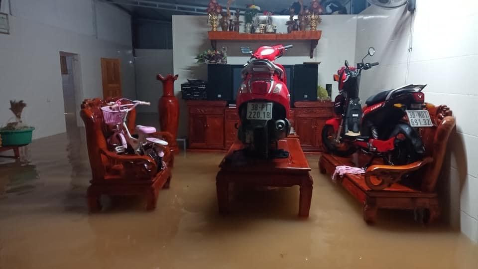 Dân Hà Tĩnh 'chạy lũ' trong đêm ảnh 11