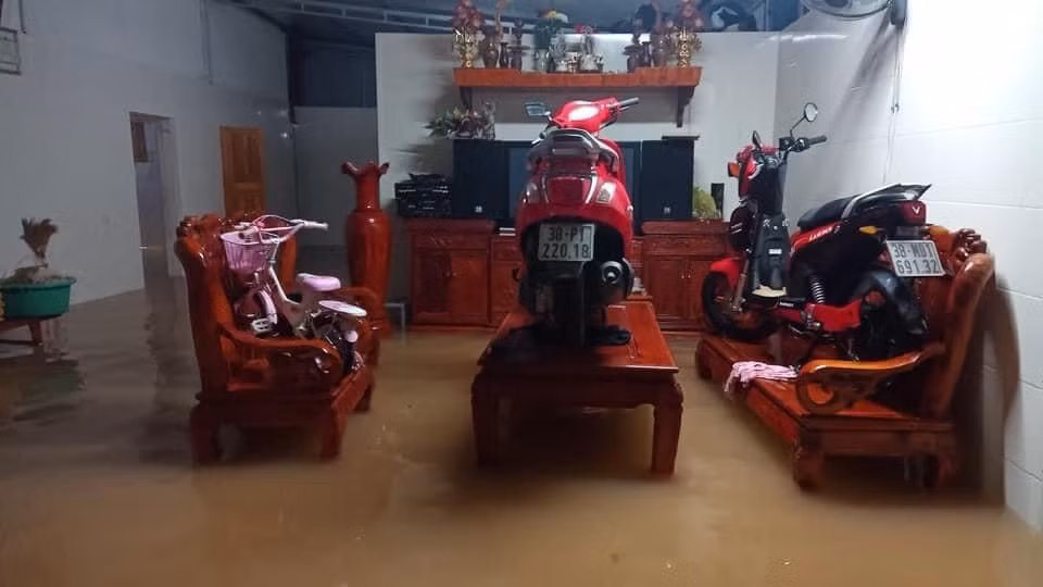 Dân Hà Tĩnh 'chạy lũ' trong đêm ảnh 11