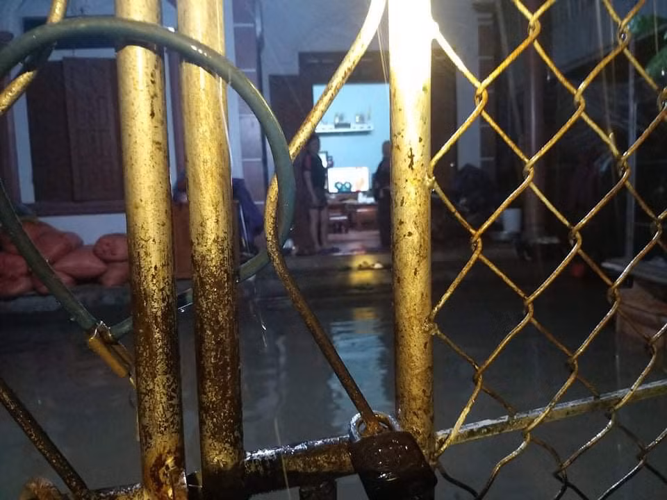 Dân Hà Tĩnh 'chạy lũ' trong đêm ảnh 5