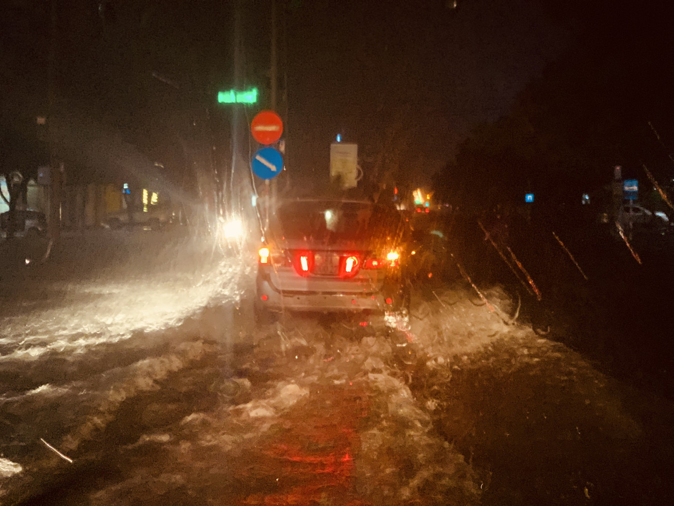 Dân Hà Tĩnh 'chạy lũ' trong đêm ảnh 7