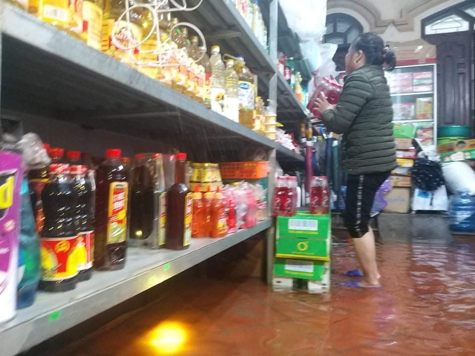 Dân Hà Tĩnh 'chạy lũ' trong đêm ảnh 4