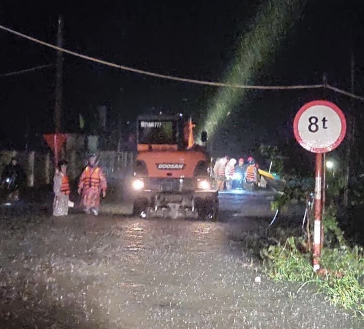 Dân Hà Tĩnh 'chạy lũ' trong đêm ảnh 8