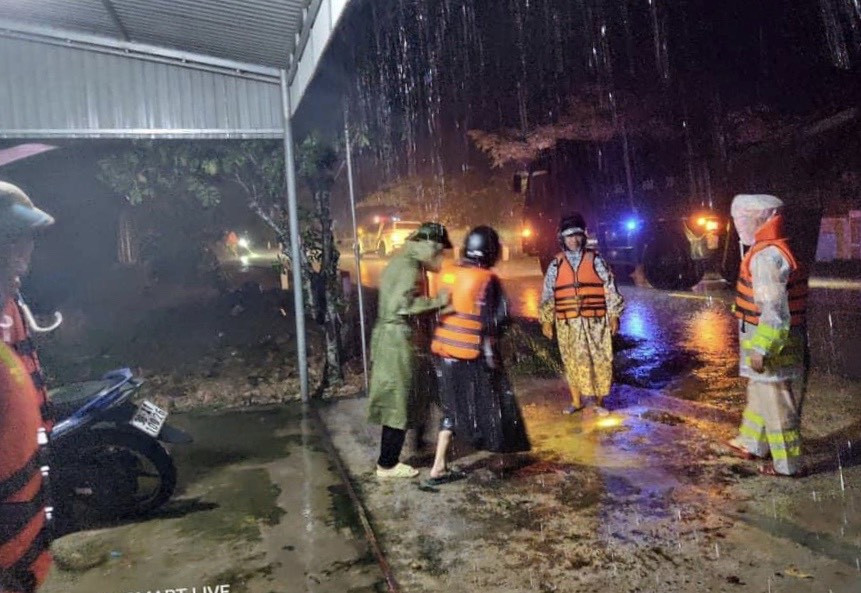 Dân Hà Tĩnh 'chạy lũ' trong đêm ảnh 10