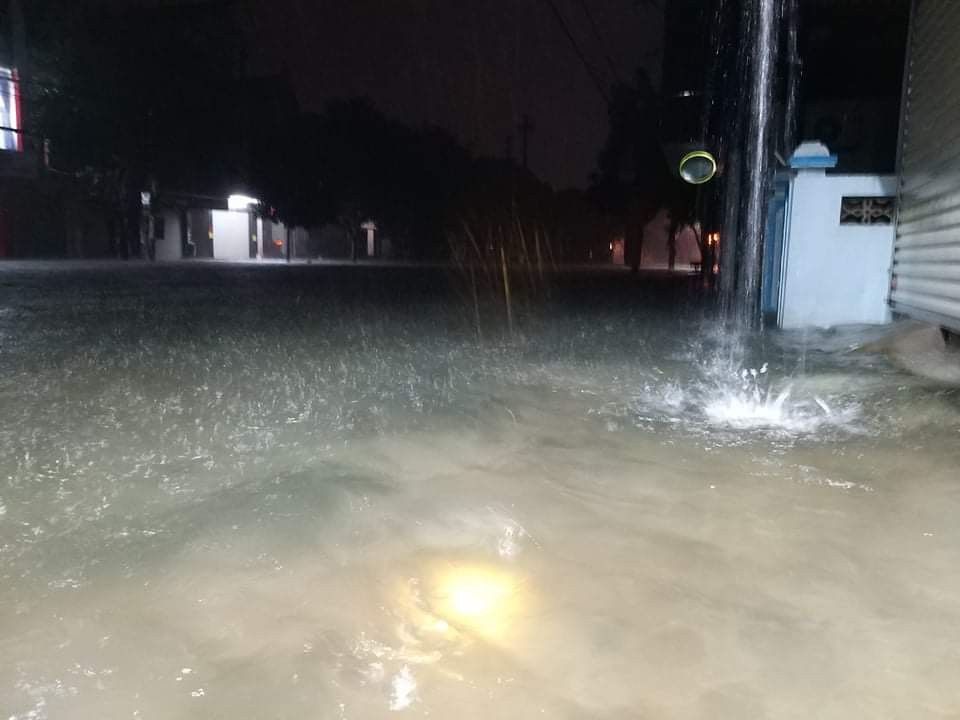 Dân Hà Tĩnh 'chạy lũ' trong đêm ảnh 3