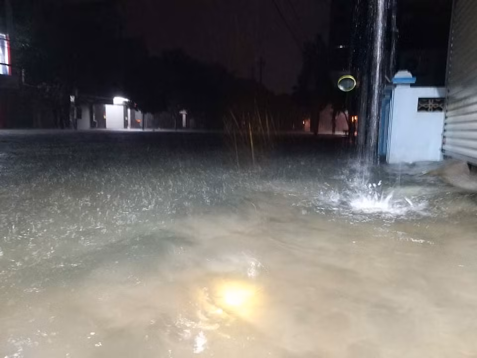 Dân Hà Tĩnh 'chạy lũ' trong đêm ảnh 3