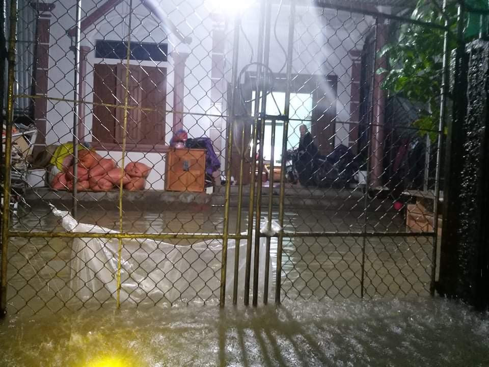 Dân Hà Tĩnh 'chạy lũ' trong đêm ảnh 2