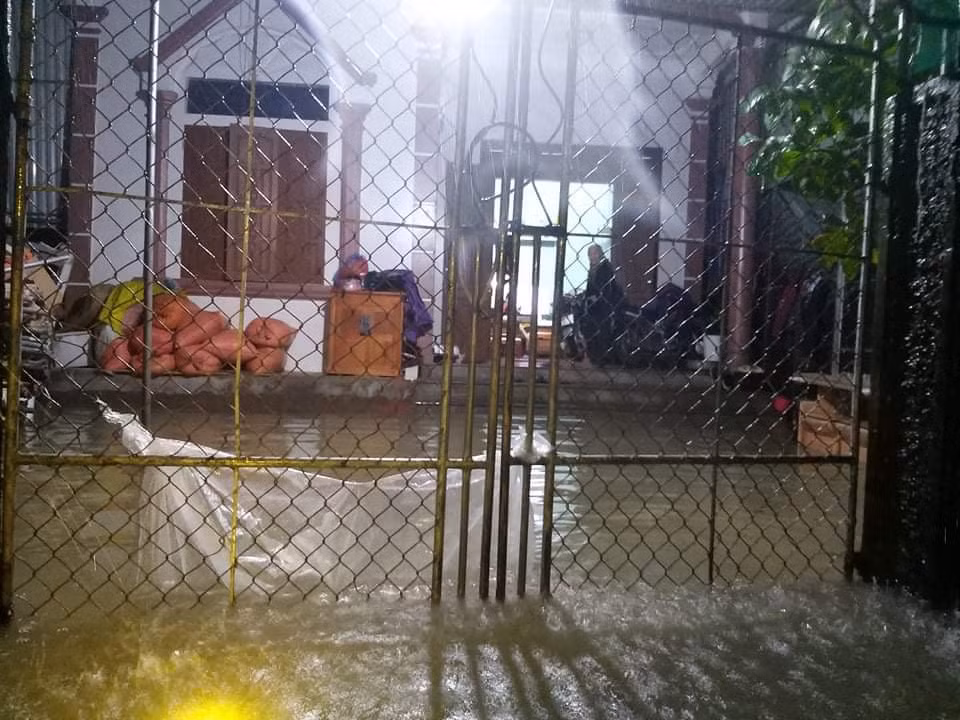 Dân Hà Tĩnh 'chạy lũ' trong đêm ảnh 2