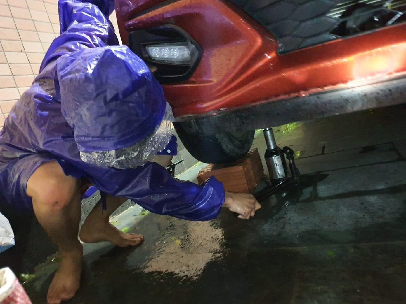 Dân Hà Tĩnh 'chạy lũ' trong đêm ảnh 6