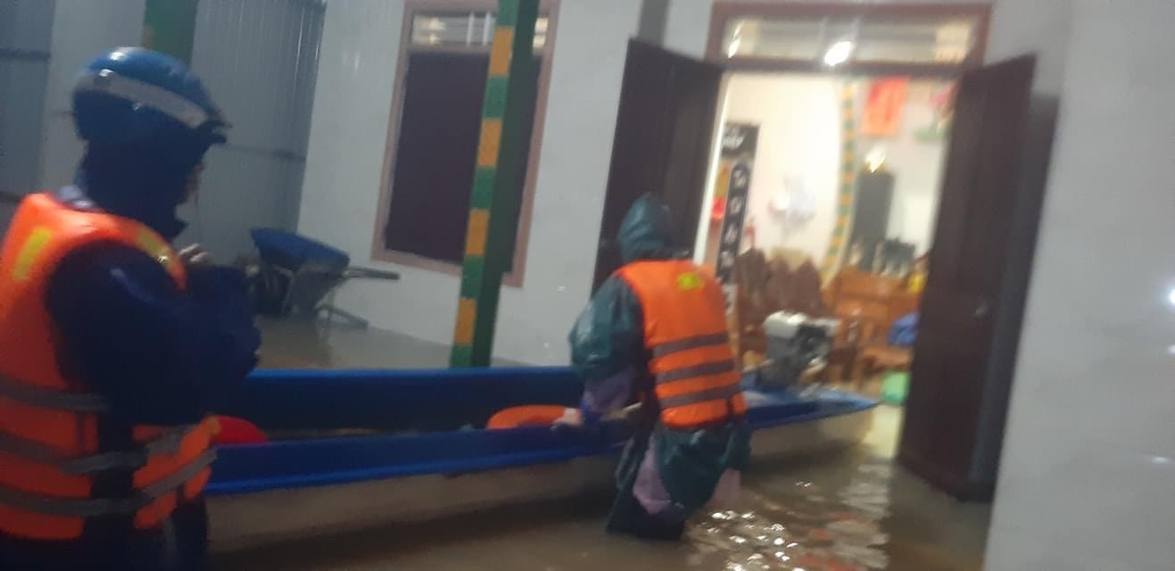 Dân Hà Tĩnh 'chạy lũ' trong đêm ảnh 1