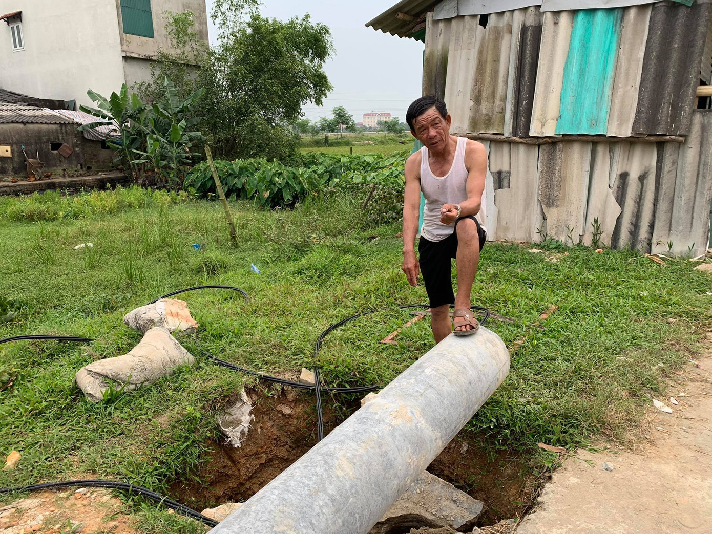 Tỉnh Hà Tĩnh chỉ đạo làm rõ vụ cột điện đổ đè chết người ảnh 1