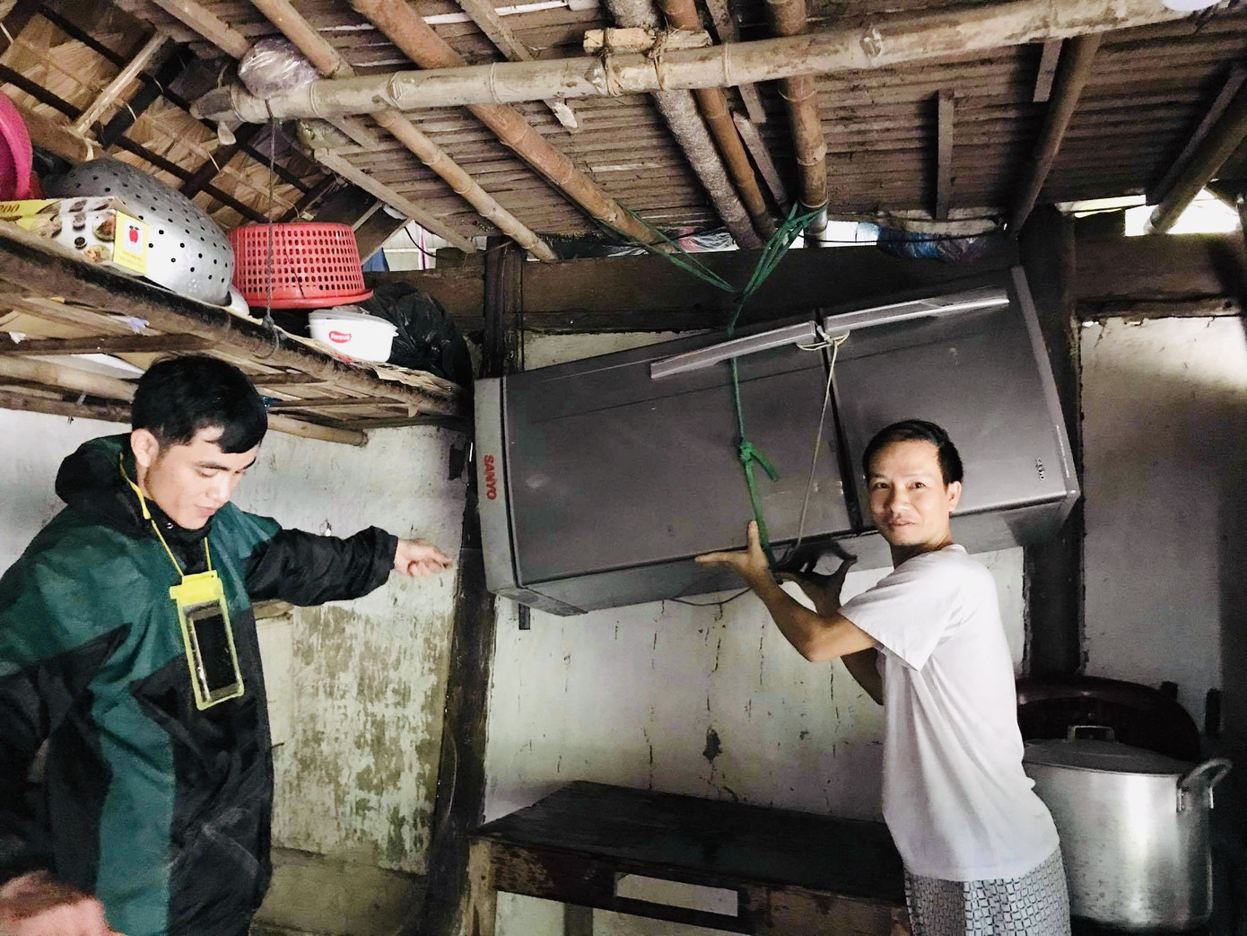 Hà Tĩnh mưa mù trời, dân leo gác mái tránh lũ ảnh 12