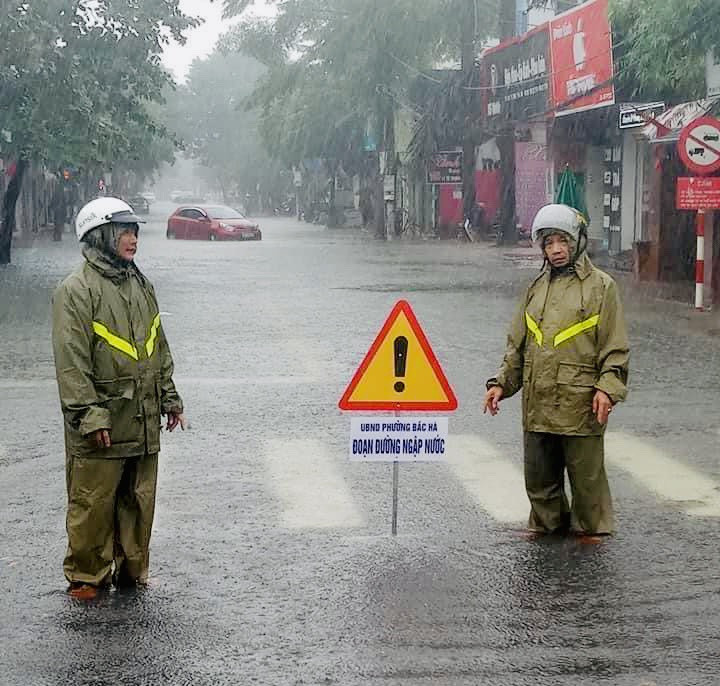Hà Tĩnh mưa mù trời, dân leo gác mái tránh lũ ảnh 10
