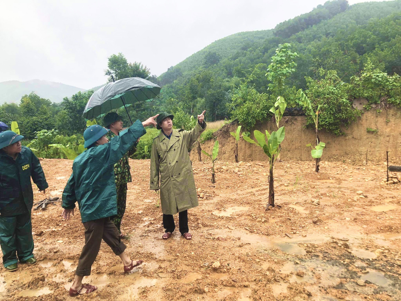 Hà Tĩnh mưa mù trời, dân leo gác mái tránh lũ ảnh 8