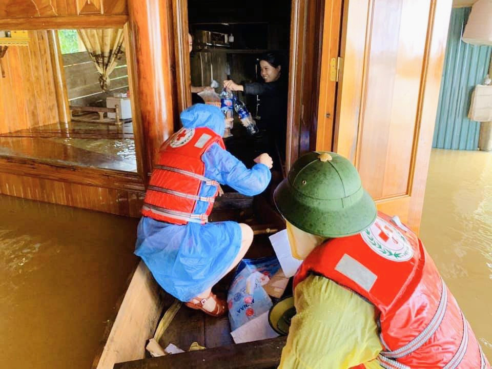 Hà Tĩnh mưa mù trời, dân leo gác mái tránh lũ ảnh 7