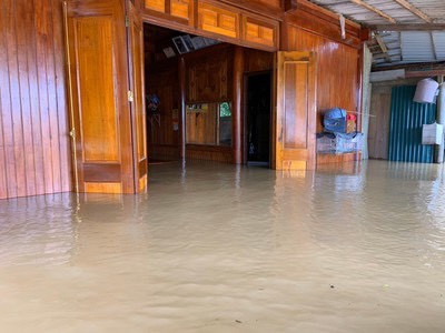 Hà Tĩnh mưa mù trời, dân leo gác mái tránh lũ ảnh 6