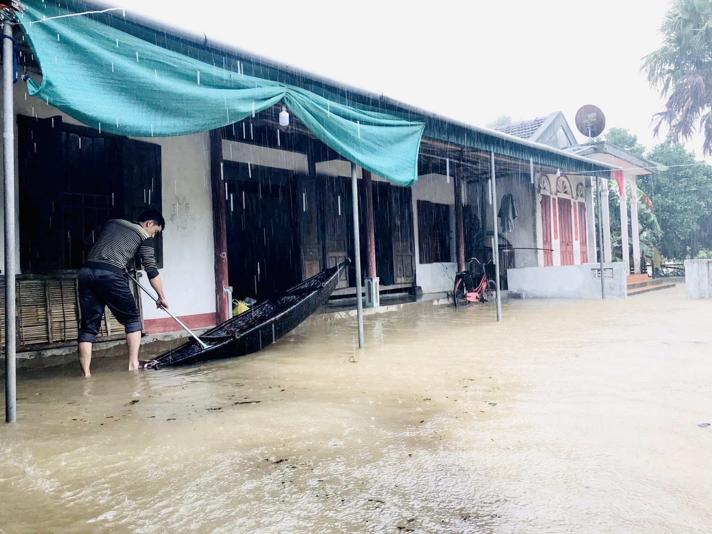 Hà Tĩnh mưa mù trời, dân leo gác mái tránh lũ ảnh 11