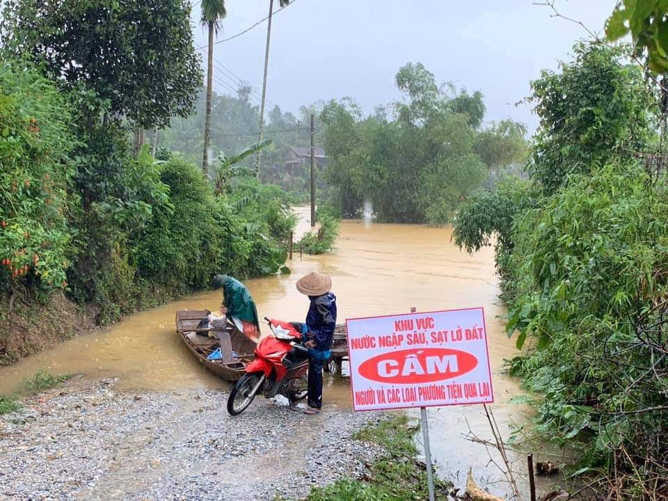 Hà Tĩnh mưa mù trời, dân leo gác mái tránh lũ ảnh 3