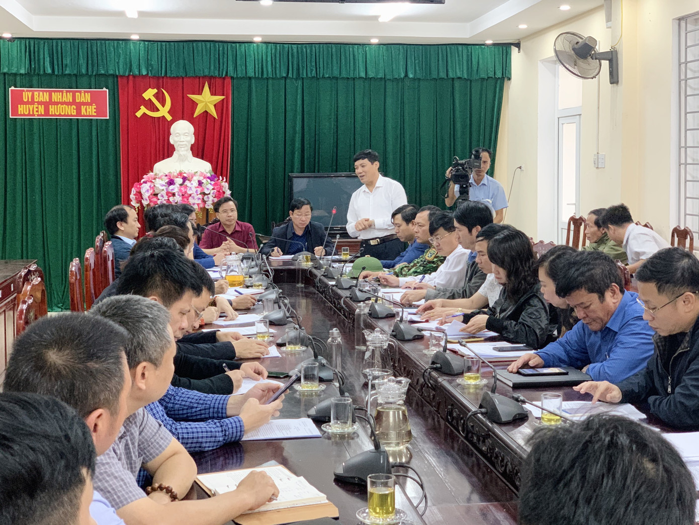 Hà Tĩnh mưa mù trời, dân leo gác mái tránh lũ ảnh 2