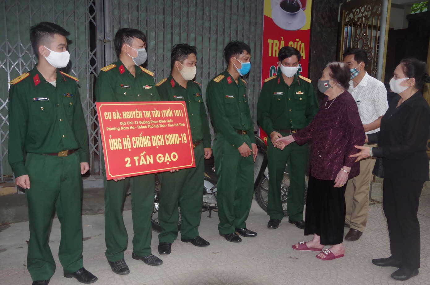 Cụ bà 101 tuổi dành tiền tiết kiệm mua 2 tấn gạo ủng hộ vùng cách ly ảnh 2