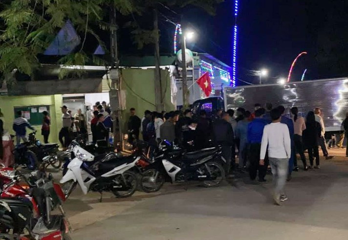 Xe tải đâm nhà dân trong đêm mùng 1 Tết, nhiều người bị thương ảnh 1