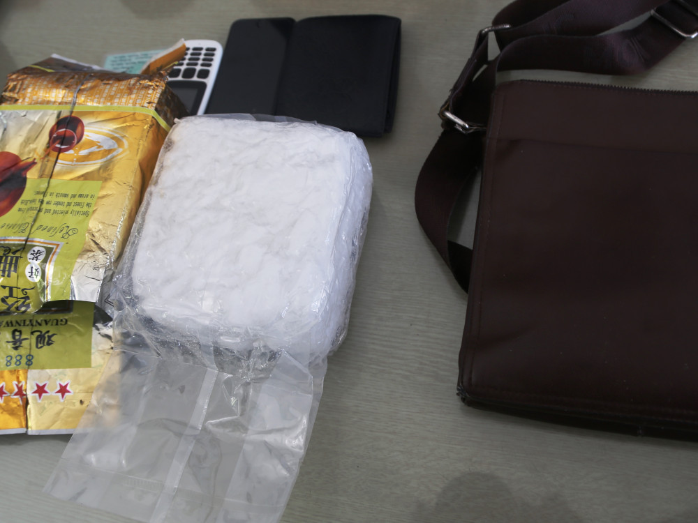 Khám xét người đàn ông đi bộ, phát hiện 1 kg ma túy đá ảnh 2