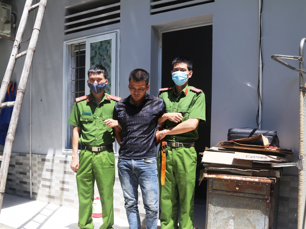 Khám xét người đàn ông đi bộ, phát hiện 1 kg ma túy đá ảnh 1