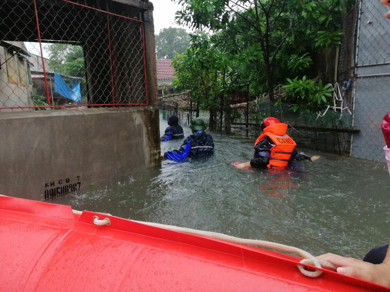 Giải cứu người dân bị mắc kẹt trong biển nước ảnh 6
