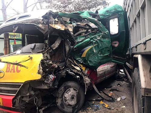 Va chạm cực mạnh, xe buýt xe tải biến dạng, nhiều người bị thương ảnh 1