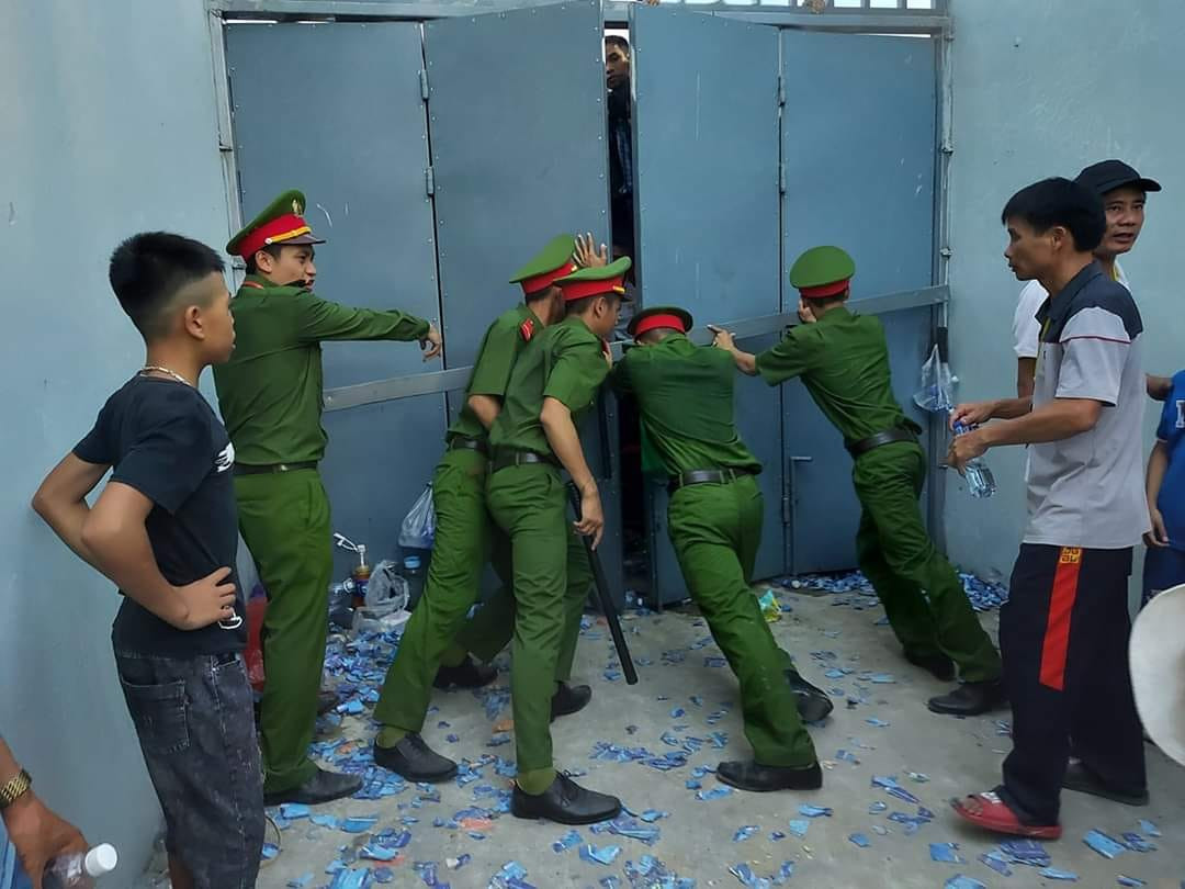 'Vỡ sân' Hà Tĩnh, CĐV bức xúc vì mua vé không được xem ảnh 6