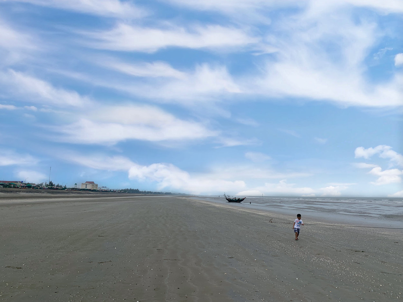 Biển Hà Tĩnh vắng bóng khách trong ngày đầu nghỉ lễ ảnh 1