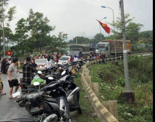 Xe tải tông trực diện xe container, 3 người bị thương nặng ảnh 1