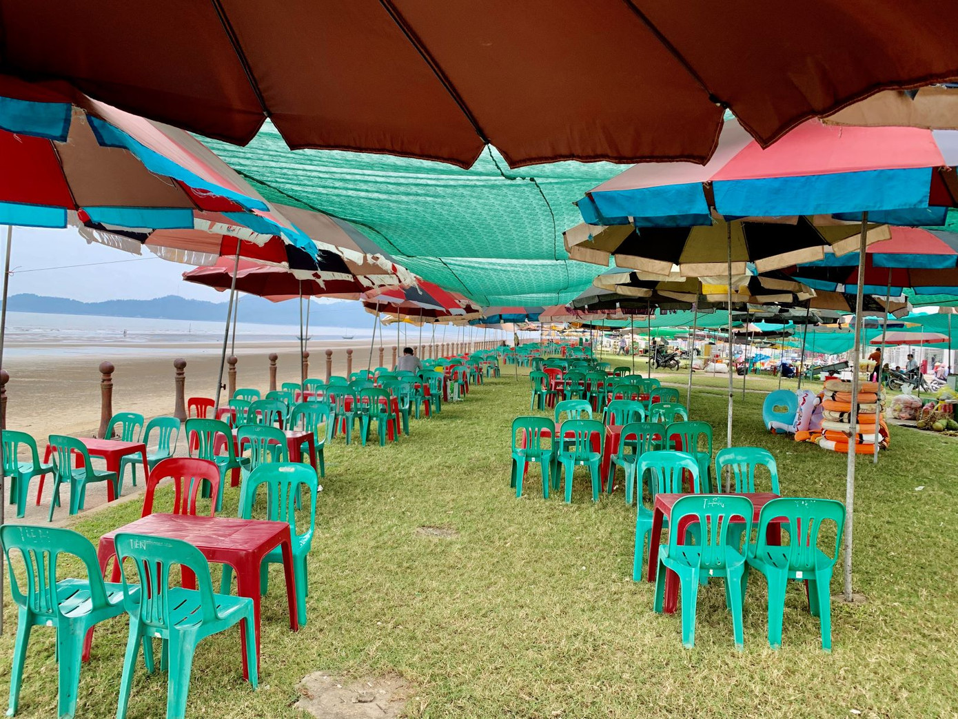 Biển Hà Tĩnh vắng bóng khách trong ngày đầu nghỉ lễ ảnh 4